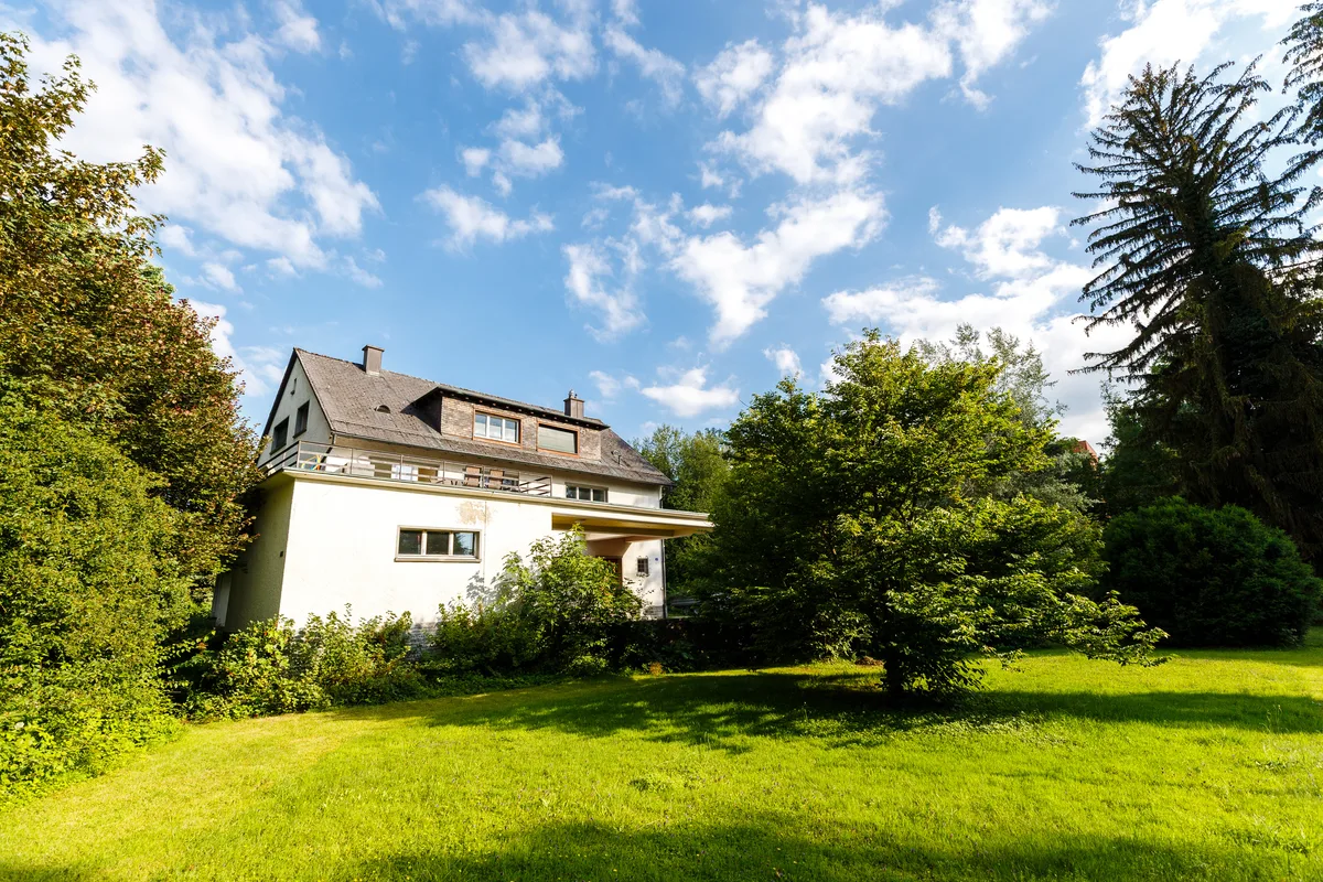 Die Villa am Aabach steht in der Zone für öffentliche Bauten. Ein Haus steht im Grünen.
